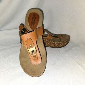 Checklist Comfortable Brown Sandals Sz. EU 40 With Buckle Accents Wedge Casual